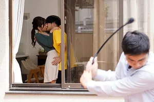 chồng thẫn thờ nhìn vợ đụ nhau với nhân viên massage