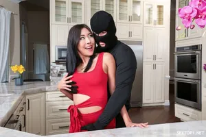 Nữa đêm cô vợ gạ địt bạn thân dù chồng đang ngủ kế bên