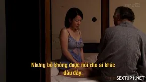 Nhà vệ sinh nữ của Công viên Khoa học ngồi xổm trong chiếc váy đen trắng nhẹ nhàng của người phụ nữ, mái tóc ngắn và xoăn che đi phần da thịt hẹp